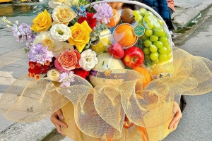 Đặt giỏ trái cây đầy tháng